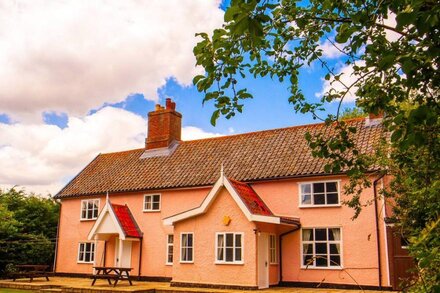 ST MICHAEL'S HOUSE, pet friendly in St Michael South Elmham