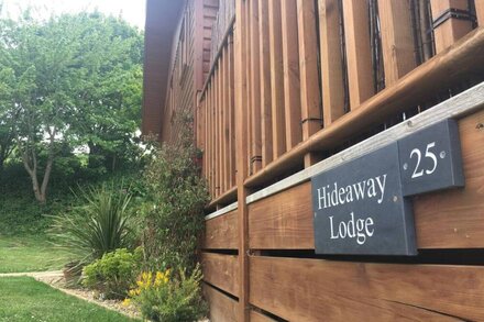 HIDEAWAY LODGE, family friendly, luxury holiday cottage in Tintagel