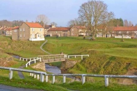 BROOKLEIGH, pet friendly, character holiday cottage in Hutton-Le-Hole