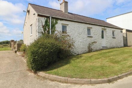 PORTH AWYR, pet friendly, character holiday cottage in Aberdaron