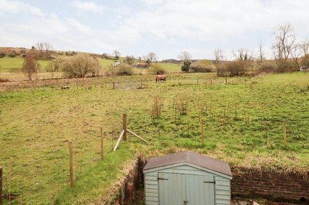 1 PENYGROES, family friendly, with open fire in Penmachno