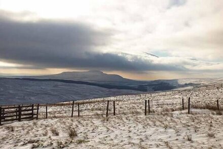 HILLSIDE VIEW, pet friendly, with open fire in Hawes