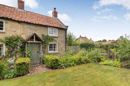 THE OLD WATCHMAKER'S SHOP, pet friendly, with open fire in Cropton