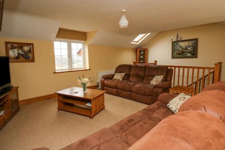 CEFN COTTAGE, family friendly, with open fire in Llanidloes