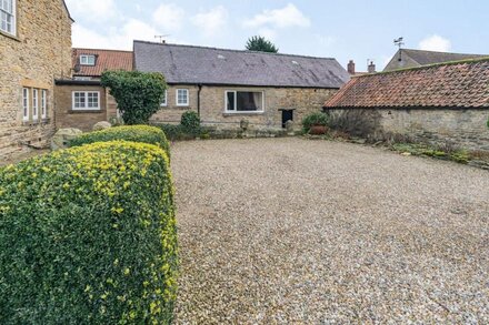 THE LODGE, pet friendly, luxury holiday cottage in Snainton