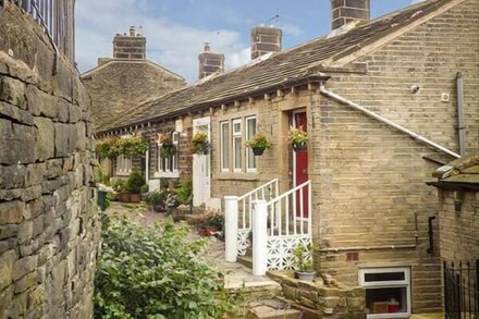 GINNEL CORNER, family friendly, character holiday cottage in Golcar