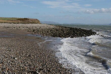 HEN STABL, family friendly, country holiday cottage in Llangoed