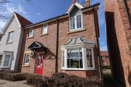 SANDCASTLE COTTAGE, pet friendly, country holiday cottage in Filey