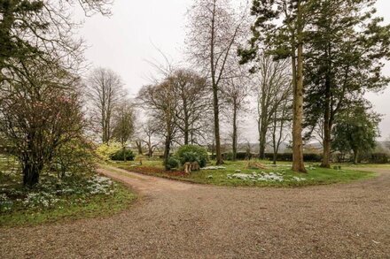 LONGLANDS THE COACH HOUSE, pet friendly, with a garden in Cartmel