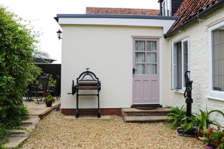 MRS DALE'S COTTAGE, character holiday cottage in Clenchwarton