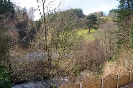 FORESTRY COTTAGE, family friendly, with open fire in Rhos-Y-Gwaliau