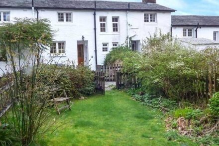 LITTLEBECK, pet friendly, character holiday cottage in Rosthwaite