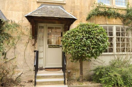 A sudeley castle cottage that sleeps 5 guests  in 3 bedrooms