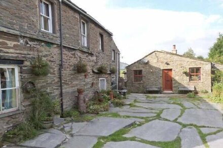 WAGON HOUSE, pet friendly, with open fire in Helwith Bridge