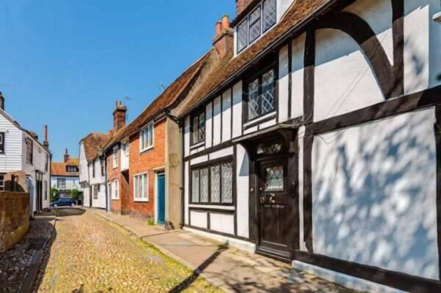 FLUSHING HOUSE, pet friendly, character holiday cottage in Rye