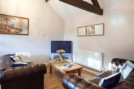 STABLE VIEW, pet friendly, character holiday cottage in Hingham