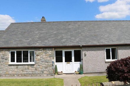 PEN Y CAE, pet friendly, with a garden in Llansannan