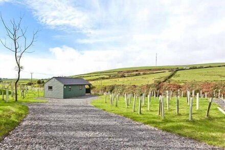 ASH LODGE, romantic, with hot tub in Pennington