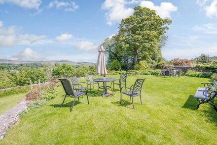 MILL BROW APARTMENT, family friendly in Kirkby Lonsdale