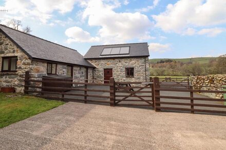 BEUDY BACH BARN, family friendly, with hot tub in Llanuwchllyn