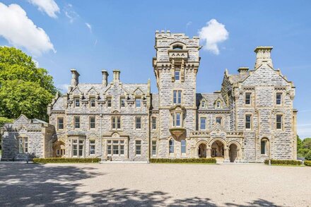 THE VIOLET SUITE STONE CROSS MANSION, family friendly in Ulverston