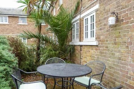 9 SWALLOW COURT, pet friendly, with a garden in Herne