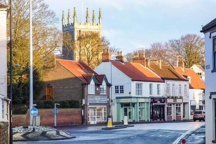 ELIZABETH HOUSE, pet friendly, character holiday cottage in Hornsea