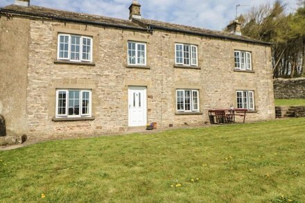 SUNNYSIDE COTTAGE, family friendly, with open fire in Leyburn