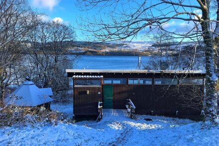 Stunning Romantic Lakeside Private Cabin - Hot Tub & Cosy Fireplace