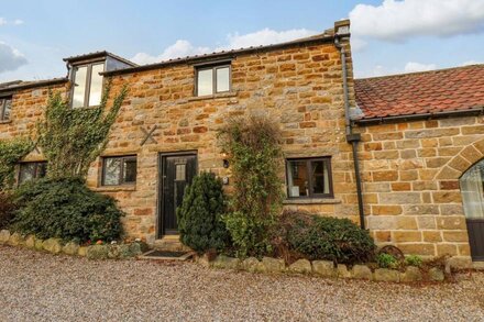 HAYLOFT COTTAGE, pet friendly, with a garden in Staintondale