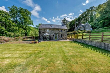 CWMDU COTTAGE, character holiday cottage in Newcastle Emlyn