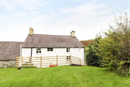 PENGLANOWEN FAWR, pet friendly, with open fire in Llangwyryfon