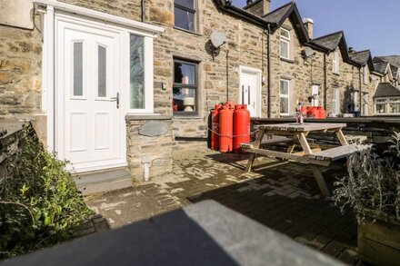 GLAN-YR-AFON COTTAGE, pet friendly, with open fire in Tanygrisiau