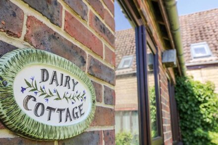 AFTON DAIRY COTTAGE, family friendly, with a garden in Freshwater