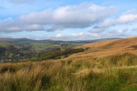 ASH TREE BARN, pet friendly, character holiday cottage in Luddenden