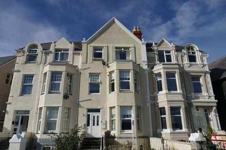 Beachfront, Homely Apartment in Llandudno