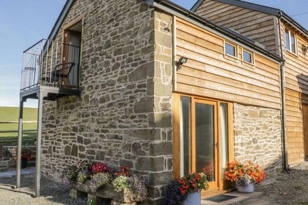 THE HAY LOFT, with hot tub in Craven Arms