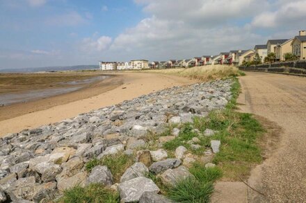 THE BEACH HOUSE, family friendly, country holiday cottage in Llanelli