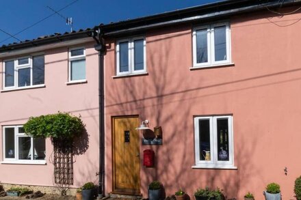 Friday Place - Three Bedroom House, Sleeps 4