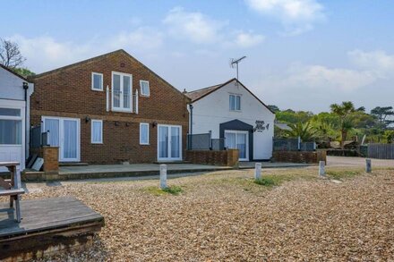 WEST SEA VIEW NO 4, pet friendly, country holiday cottage in Yarmouth