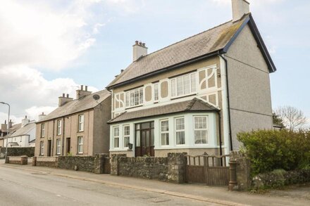 MINFFORDD, pet friendly, with open fire in Newborough