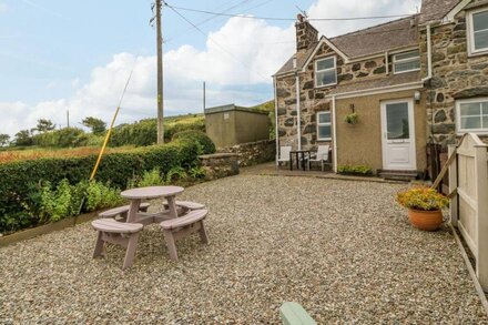 MOONLIGHT COTTAGE, pet friendly, with a garden in Sarn Meyllteyrn