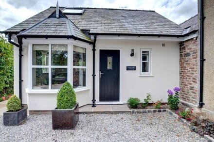 Cedar Tree Cottage - One Bedroom House, Sleeps 2