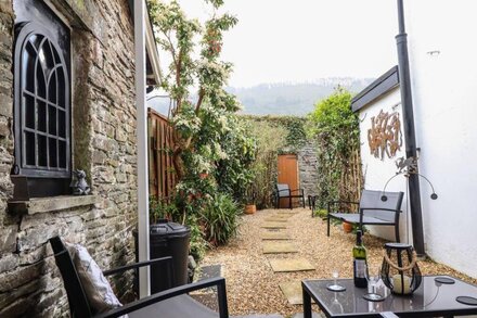 SISKIN, pet friendly, character holiday cottage in Dinas Mawddwy