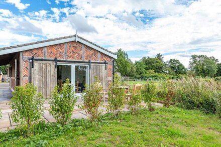 THE LODGE, luxury holiday cottage, with a garden in Chester