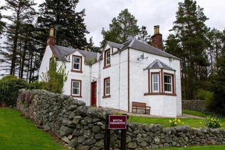 ROTTAL FARMHOUSE, pet friendly, with open fire in Kirriemuir