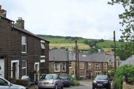 5 VICARAGE LANE, pet friendly, character holiday cottage in Hayfield