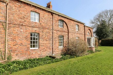 CARR COTTAGE, pet friendly, character holiday cottage in Bridlington