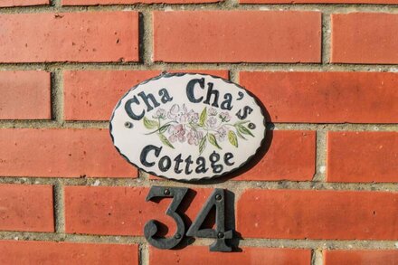 CHA CHA'S COTTAGE, family friendly, with pool in Whitby