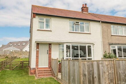 DUNE VIEW, family friendly, country holiday cottage in Beadnell